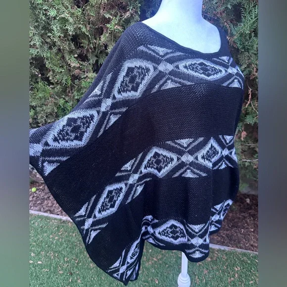 Women’s Sweet Kizz Black and White Aztec Print Poncho size 3X - Picture 2 of 8